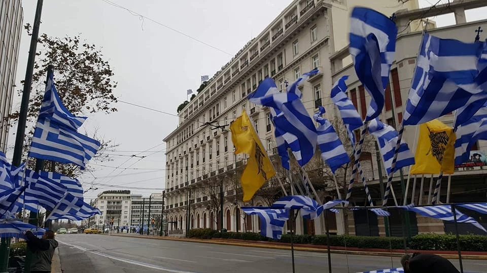 Τρόμος σε ΣΥΡΙΖΑ και Σκόπια: Στα «γαλανόλευκα» το Σύνταγμα – Ξεχειλίζει η οργή του κόσμου – Ζωντανή σύνδεση – Συνάντηση Καραμανλή-Ιερώνυμου…